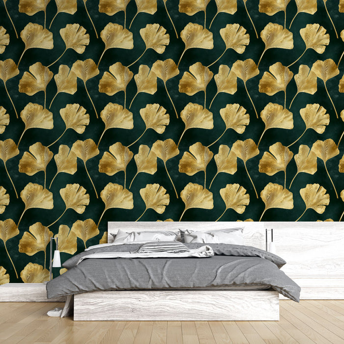Une chambre élégante avec un papier peint aux motifs de feuilles de ginkgo dorées sur fond vert profond, créant une atmosphère raffinée et chaleureuse.
