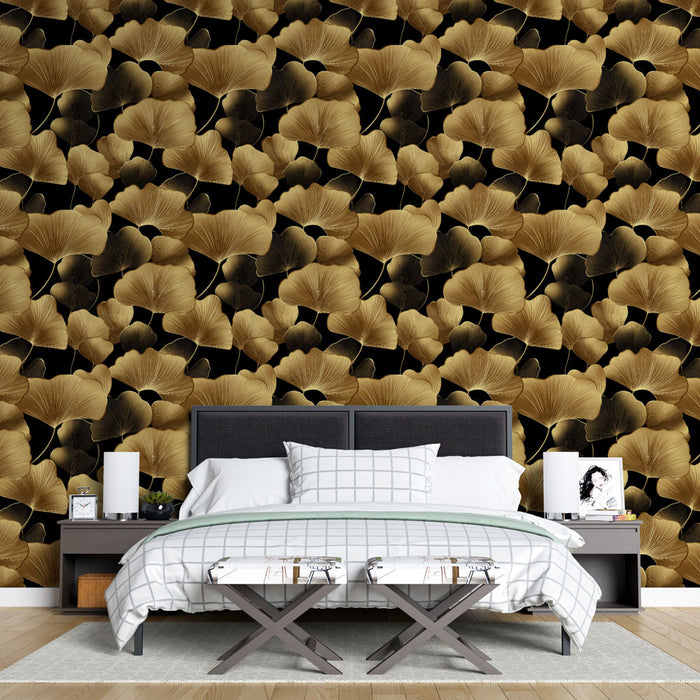 Une chambre élégante avec un papier peint floral doré sur fond noir, créant une ambiance sophistiquée et chaleureuse.