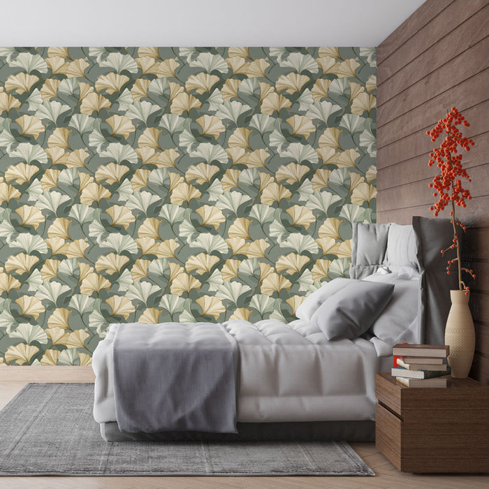 Une chambre moderne avec un papier peint floral aux motifs de feuilles de ginkgo dans des teintes vertes, crème et dorées, créant une ambiance élégante et apaisante.