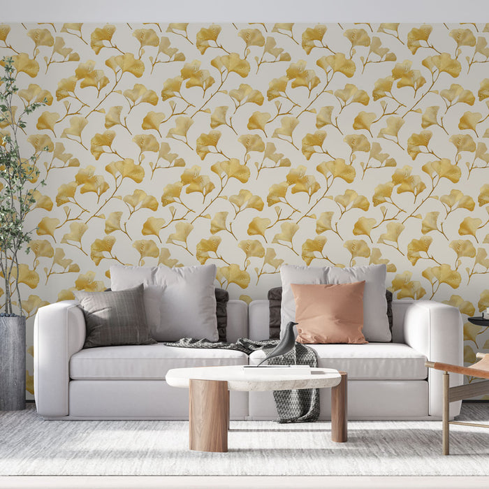 Un salon moderne avec un papier peint floral aux motifs de feuilles de ginkgo jaunes sur fond clair, créant une ambiance chaleureuse et accueillante.