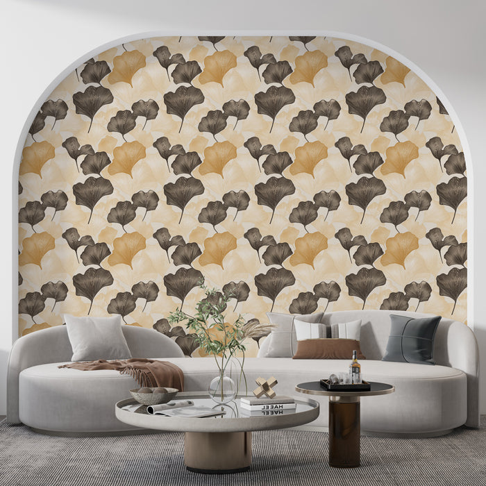 Un salon moderne avec un papier peint aux motifs de feuilles de ginkgo en noir et or sur fond crème, créant une ambiance chaleureuse et élégante.