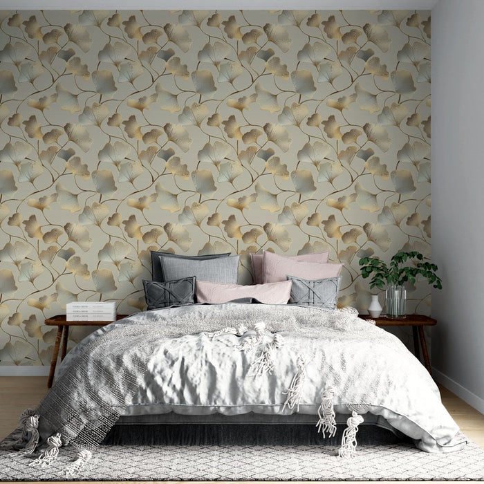 Une chambre apaisante avec un papier peint floral aux motifs de feuilles ginkgo dans des teintes douces de beige et vert, créant une atmosphère naturelle et élégante.