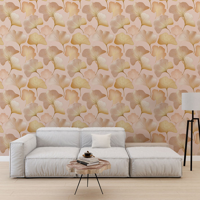 Un salon contemporain avec un papier peint floral aux motifs de feuilles de ginkgo dans des teintes douces de rose et doré, créant une atmosphère chaleureuse et élégante.