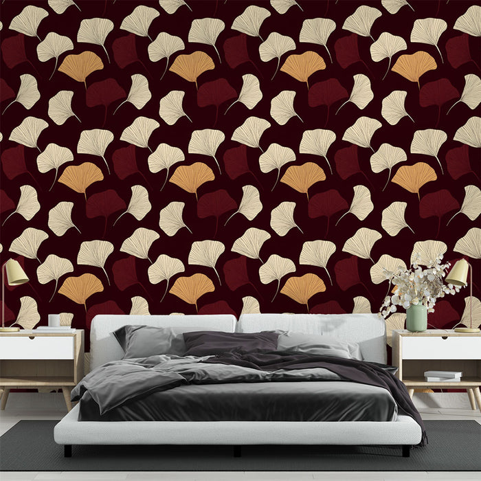 Une chambre moderne avec un papier peint aux motifs de feuilles de ginkgo dans des teintes crème, orange et rouge sur fond bordeaux, créant une atmosphère chaleureuse et accueillante.