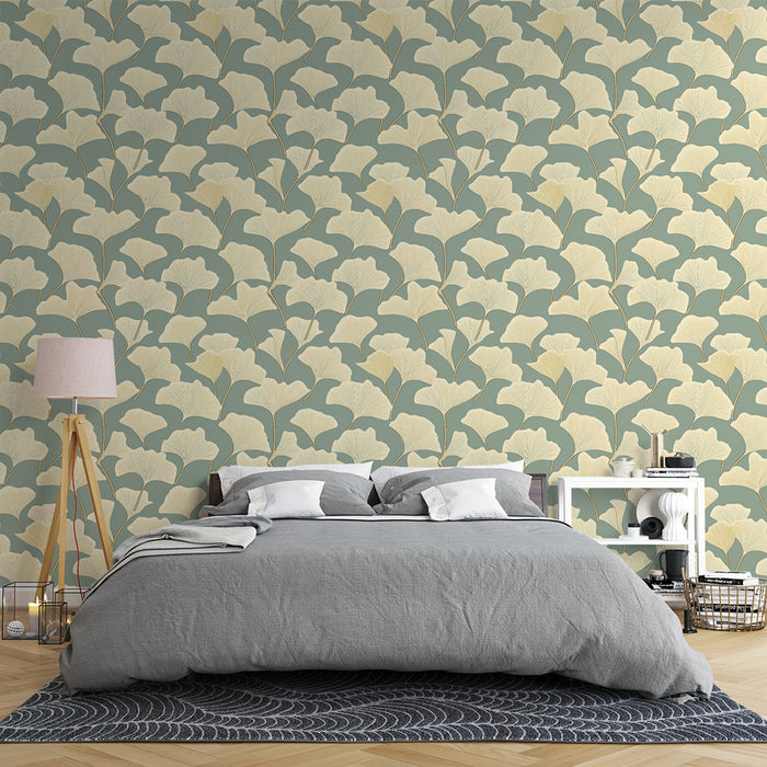 Une chambre moderne avec un papier peint floral aux motifs de feuilles de ginkgo sur fond vert doux, créant une atmosphère apaisante et naturelle.