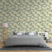 Une chambre moderne avec un papier peint floral aux motifs de feuilles de ginkgo sur fond vert doux, créant une atmosphère apaisante et naturelle.