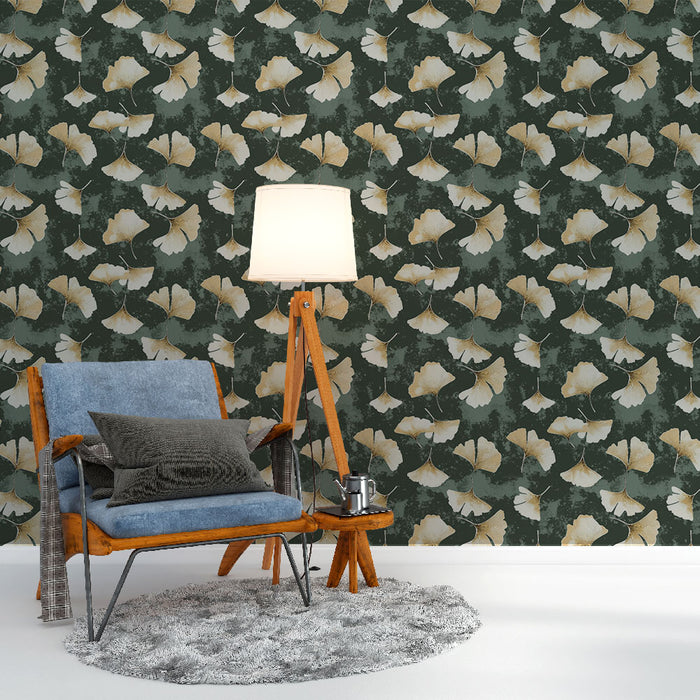 Un salon moderne avec un papier peint floral vert foncé orné de délicates feuilles de ginkgo beiges, créant une atmosphère apaisante et élégante.