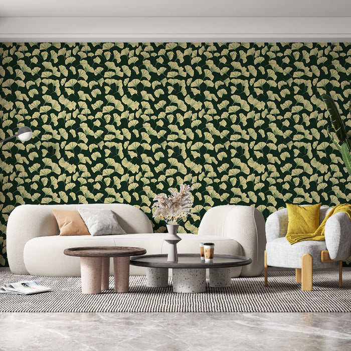 Un salon moderne avec un papier peint aux motifs de feuilles de ginkgo sur fond vert foncé, créant une atmosphère naturelle et apaisante.