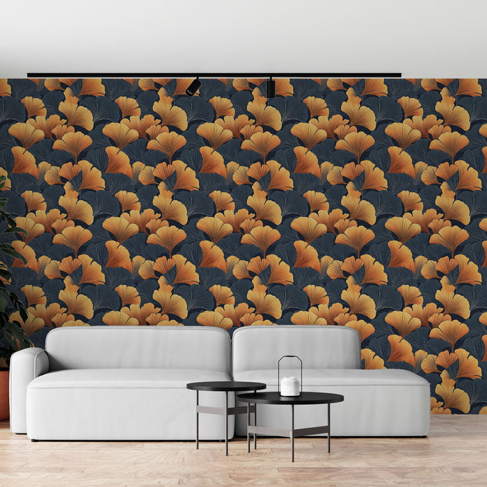 Un salon moderne avec un papier peint floral aux motifs de feuilles dorées et orange sur fond noir, créant une ambiance chaleureuse et élégante.