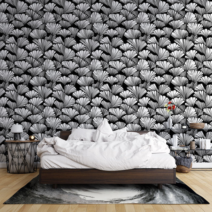 Une chambre moderne avec un papier peint noir et blanc au motif de feuilles stylisées, créant une ambiance élégante et graphique.