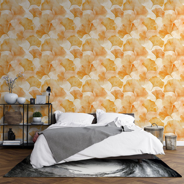 Une chambre accueillante avec un papier peint aux motifs de feuilles de ginkgo dans des teintes orange et beige, créant une atmosphère chaleureuse et naturelle.