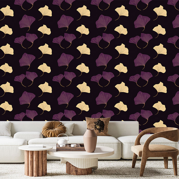 Un salon élégant avec un papier peint noir orné de motifs de feuilles de ginkgo en violet et crème, créant une ambiance artistique et chaleureuse.