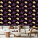 Un salon élégant avec un papier peint noir orné de motifs de feuilles de ginkgo en violet et crème, créant une ambiance artistique et chaleureuse.