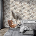 Une chambre moderne avec un papier peint aux motifs de feuilles de ginkgo dans des teintes douces de beige et gris, créant une atmosphère apaisante et élégante.