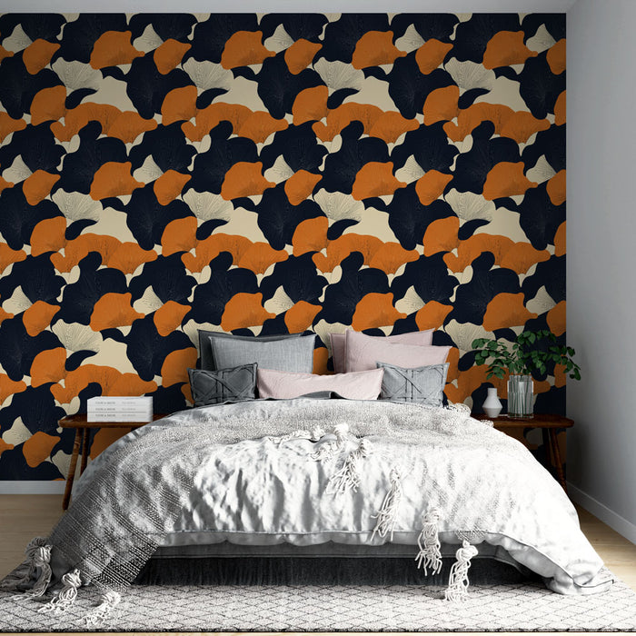 Une chambre moderne avec un papier peint aux motifs organiques dans des teintes de bleu marine, orange et crème, créant une ambiance dynamique et chaleureuse.