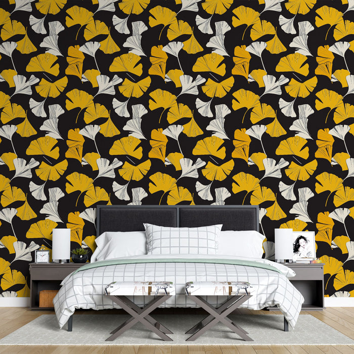Une chambre moderne avec un papier peint floral noir et jaune représentant des feuilles de ginkgo, créant une atmosphère dynamique et chaleureuse.