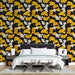 Une chambre moderne avec un papier peint floral noir et jaune représentant des feuilles de ginkgo, créant une atmosphère dynamique et chaleureuse.