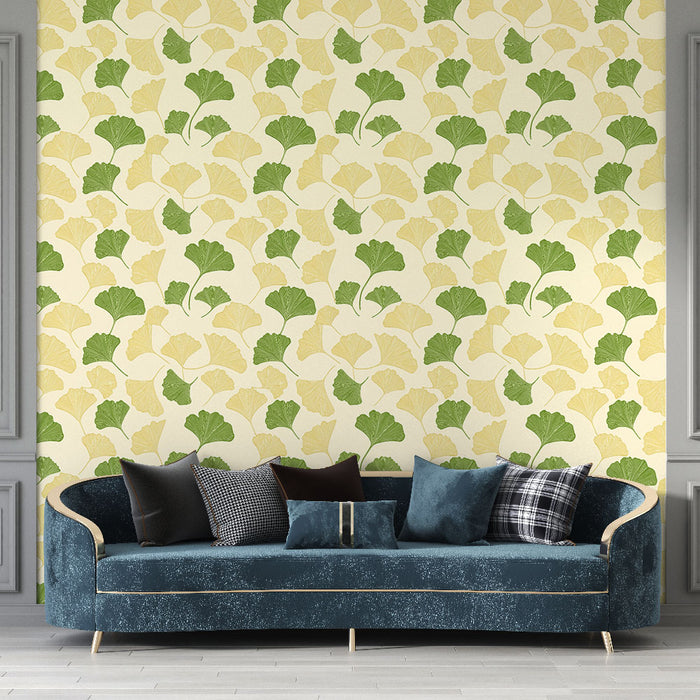 Un salon élégant avec un papier peint aux motifs de feuilles de ginkgo vertes et jaunes sur fond crème, dégageant une atmosphère fraîche et naturelle.