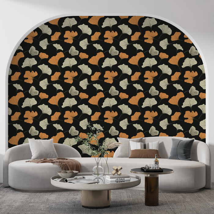 Un salon contemporain avec un papier peint floral sur fond noir, présentant des feuilles en teintes crème et orange, créant une ambiance chaleureuse et dynamique.