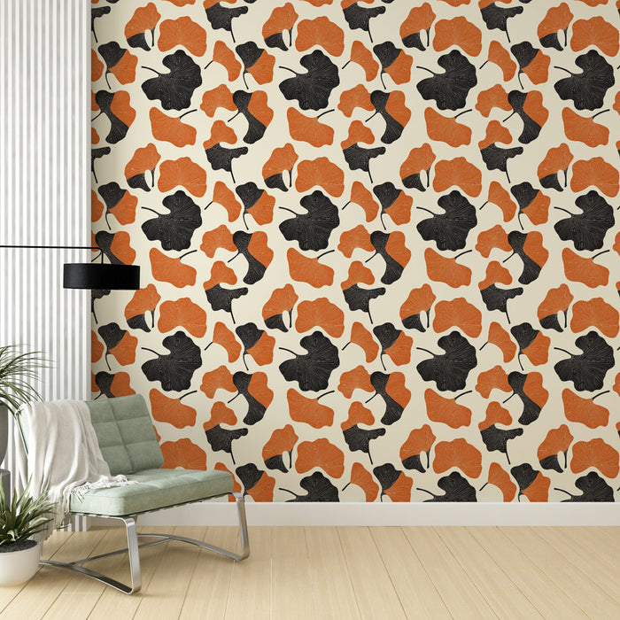 Une pièce moderne avec un papier peint aux motifs floraux stylisés en noir et orange sur fond crème, créant une ambiance dynamique et chaleureuse.