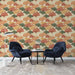 Un salon élégant avec un papier peint aux motifs de feuilles de ginkgo dans des teintes chaudes de rouge, orange et vert, créant une ambiance chaleureuse et accueillante.