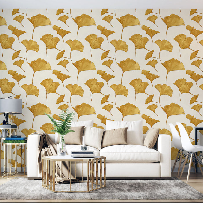 Un salon moderne avec un papier peint aux motifs de feuilles de ginkgo dorées sur fond crème, créant une atmosphère élégante et chaleureuse.