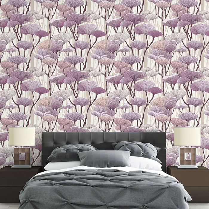 Une chambre moderne avec un papier peint floral aux teintes mauves et crème, créant une atmosphère douce et apaisante.