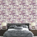 Une chambre moderne avec un papier peint floral aux teintes mauves et crème, créant une atmosphère douce et apaisante.