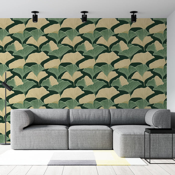 Un salon contemporain avec un papier peint aux motifs de feuilles de ginkgo dans des teintes vert foncé et beige, créant une atmosphère naturelle et apaisante.