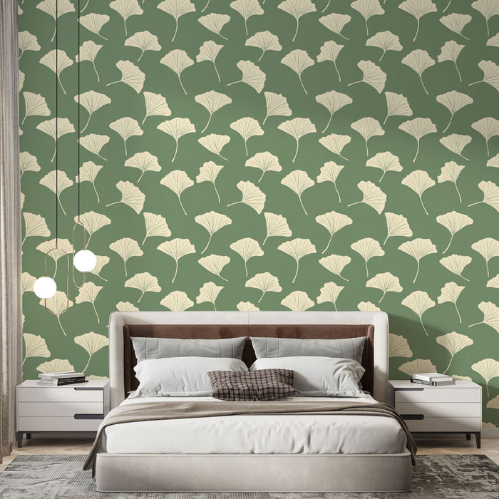 Une chambre moderne avec un papier peint vert forêt orné de délicates feuilles de ginkgo crème, créant une ambiance apaisante et naturelle.