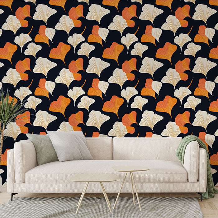 Un salon moderne avec un papier peint floral aux motifs stylisés orange et crème sur fond noir, créant une ambiance chaleureuse et dynamique.