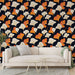 Un salon moderne avec un papier peint floral aux motifs stylisés orange et crème sur fond noir, créant une ambiance chaleureuse et dynamique.