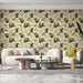 Un salon moderne avec un papier peint floral aux motifs de feuilles vertes et jaunes sur fond clair, créant une ambiance naturelle et chaleureuse.