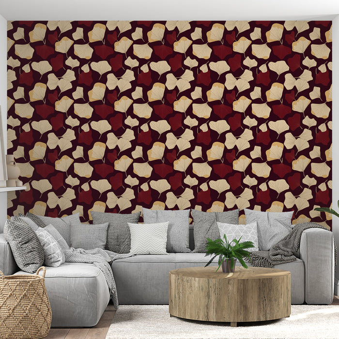 Un salon moderne avec un papier peint floral aux motifs de feuilles ginkgo dans des teintes crème et rouge sur fond bordeaux, créant une ambiance chaleureuse et accueillante.