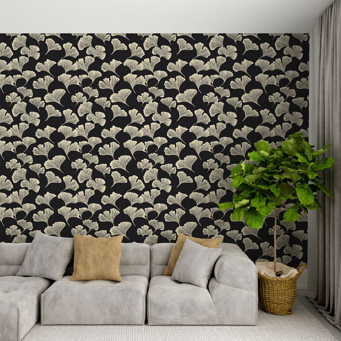 Un salon contemporain avec un papier peint noir orné de motifs de feuilles de ginkgo en beige, créant une ambiance élégante et apaisante.