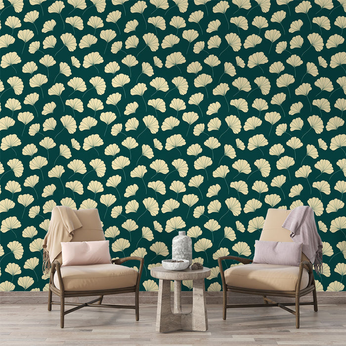 Une pièce moderne avec un papier peint floral vert foncé orné de délicates feuilles beige créant une atmosphère élégante et apaisante.