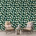 Une pièce moderne avec un papier peint floral vert foncé orné de délicates feuilles beige créant une atmosphère élégante et apaisante.