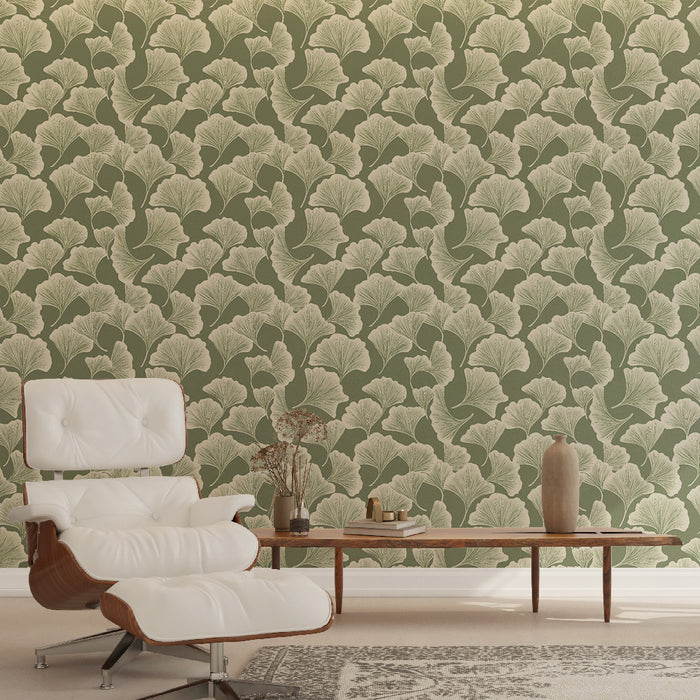 Une pièce moderne avec un papier peint vert olive orné de motifs de feuilles délicates, créant une ambiance naturelle et apaisante.