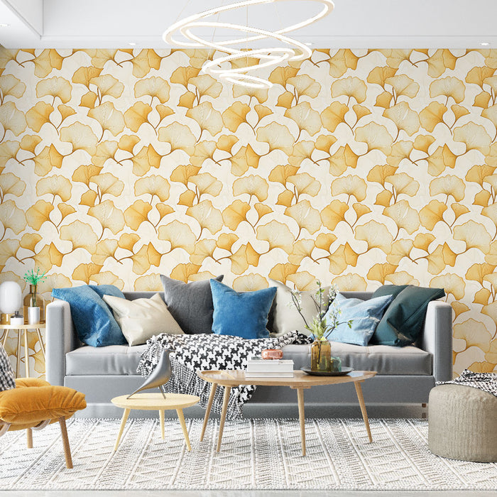 Un salon moderne avec un papier peint floral aux motifs de feuilles de ginkgo dans des teintes dorées et crème, créant une ambiance chaleureuse et accueillante.
