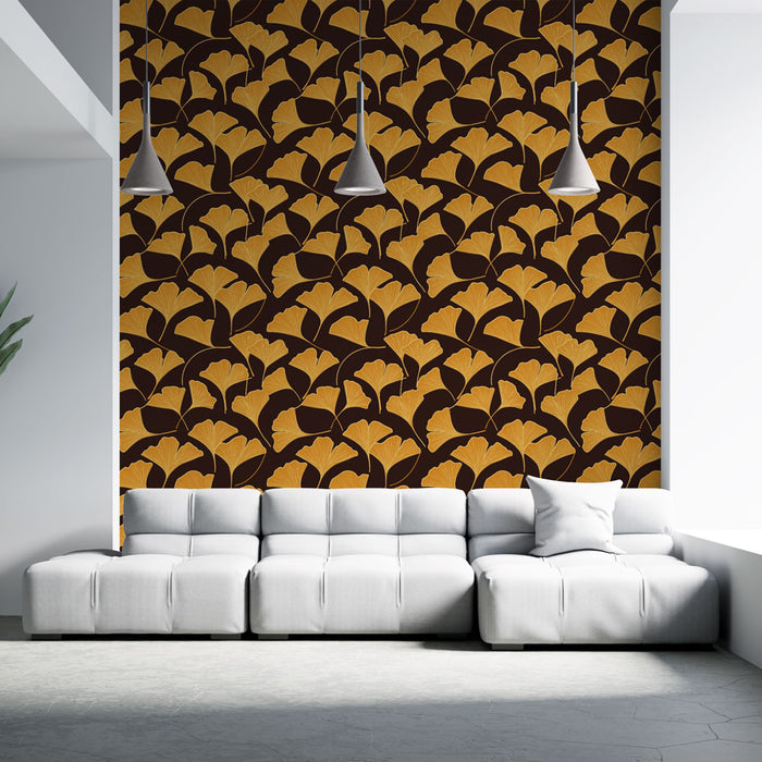 Un salon moderne avec un papier peint floral aux motifs de feuilles ginkgo dorées sur fond marron, créant une ambiance chaleureuse et élégante.