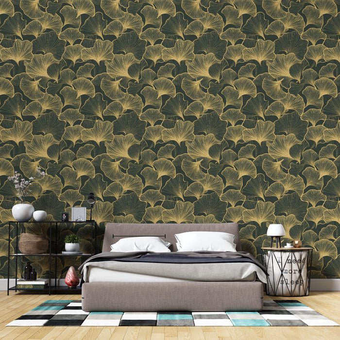 Une chambre moderne avec un papier peint représentant des feuilles de ginkgo dorées sur fond vert foncé, créant une atmosphère élégante et apaisante.