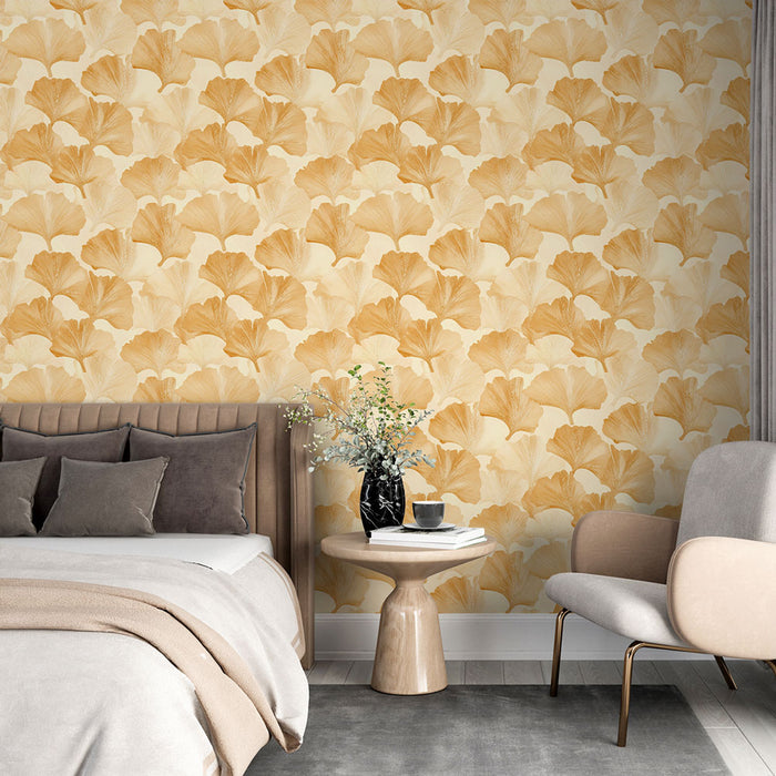 Une chambre élégante avec un papier peint aux motifs de feuilles de ginkgo dans des teintes dorées sur fond crème, créant une ambiance chaleureuse et apaisante.
