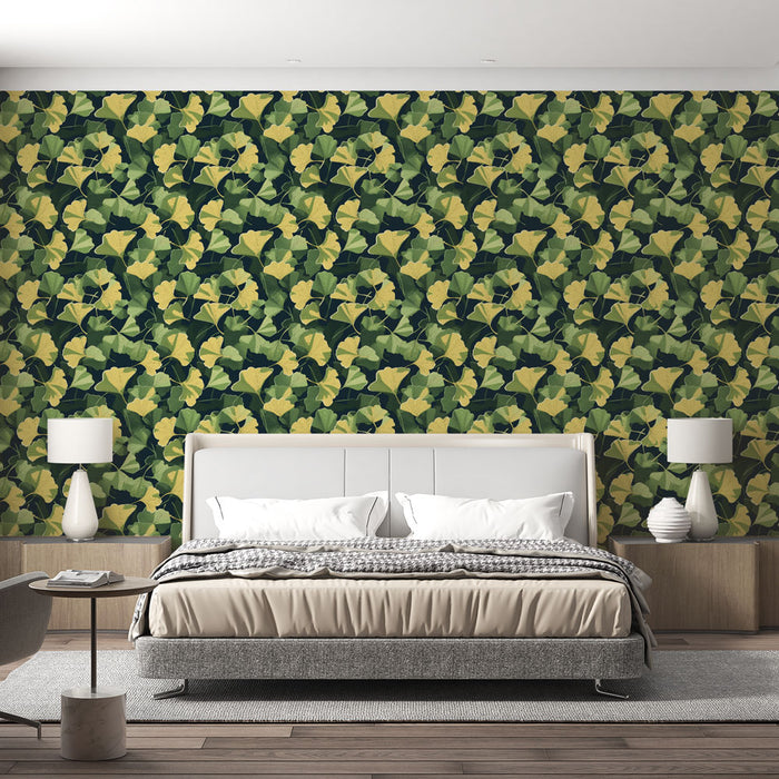 Une chambre moderne avec un papier peint végétal représentant des feuilles de ginkgo dans des teintes vertes et jaunes sur fond sombre, créant une atmosphère apaisante et naturelle.