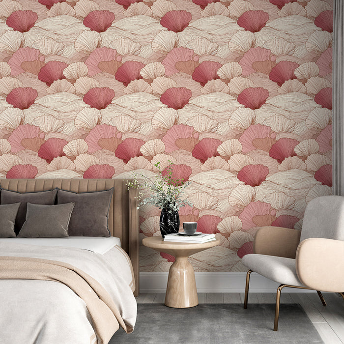 Une chambre élégante avec un papier peint floral aux motifs de feuilles dans des teintes de rose et beige, créant une ambiance douce et apaisante.