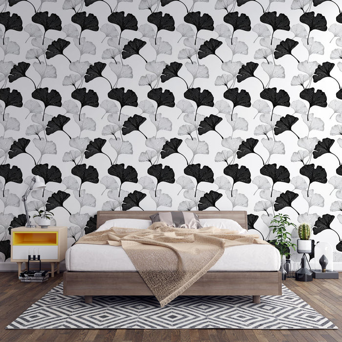 Une chambre moderne avec un papier peint floral en noir et blanc représentant des feuilles de ginkgo, créant une ambiance élégante et apaisante.