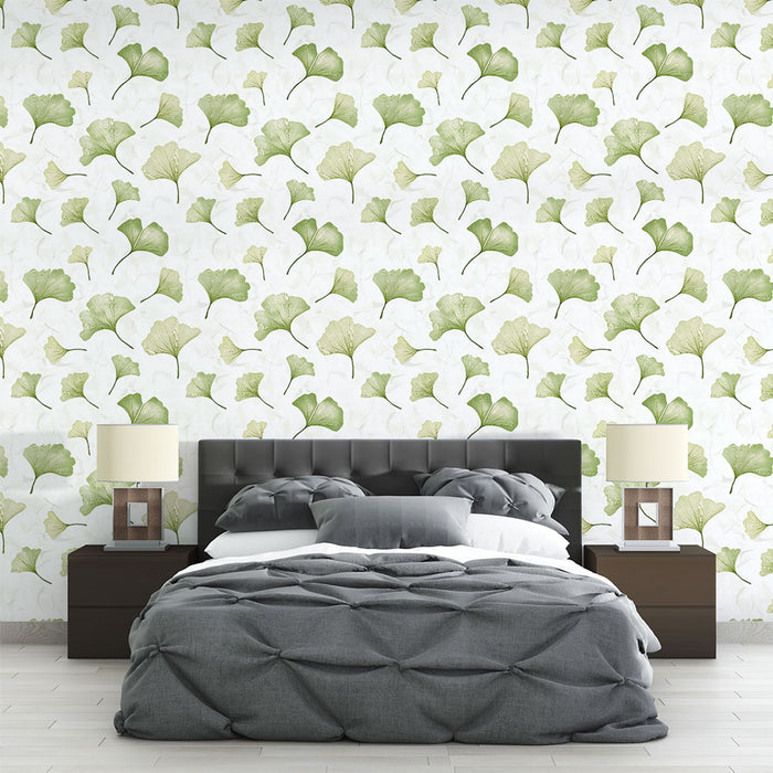 Une chambre moderne avec un papier peint floral représentant des feuilles de ginkgo vertes sur fond blanc, créant une atmosphère apaisante et naturelle.
