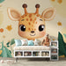 Une chambre d'enfant avec un papier peint illustrant une adorable girafe aux grands yeux, entourée de fleurs et de feuillages colorés, créant une ambiance joyeuse et ludique.