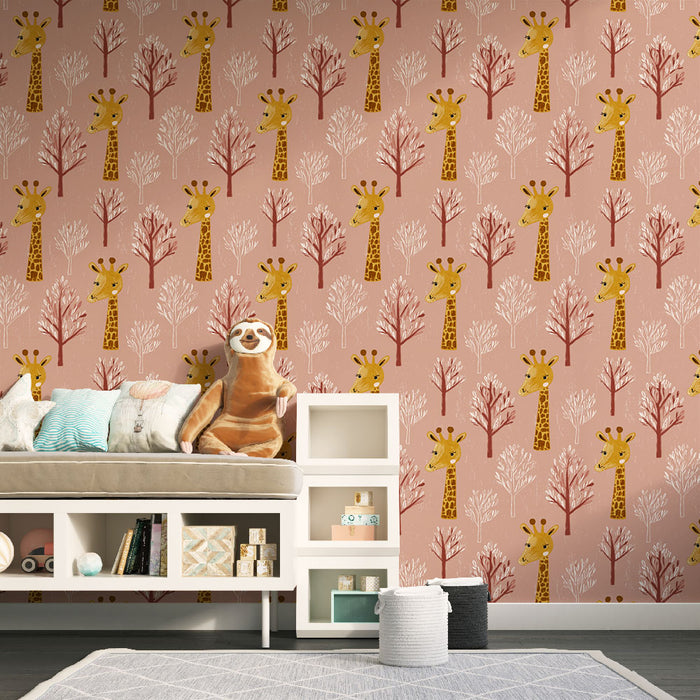 Une chambre d'enfant avec un papier peint ludique représentant des girafes souriantes et des arbres stylisés sur fond rose, créant une ambiance joyeuse et chaleureuse.