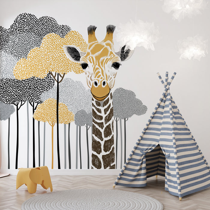Une chambre d'enfant avec un papier peint illustrant une girafe stylisée entourée d'arbres aux teintes grises et dorées, créant une atmosphère ludique et chaleureuse.