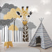 Une chambre d'enfant avec un papier peint illustrant une girafe stylisée entourée d'arbres aux teintes grises et dorées, créant une atmosphère ludique et chaleureuse.